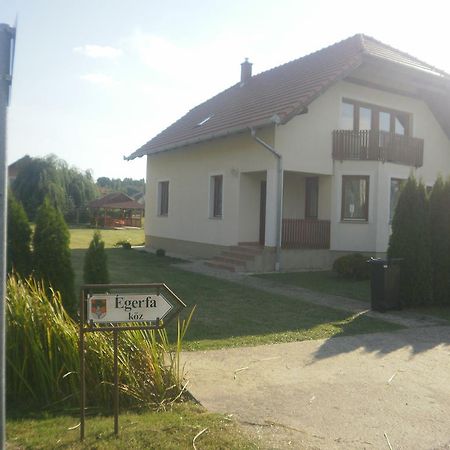 Zalakarosi Egerfa Nyaralohaz Foeldszinti Es Emeleti Apartman ภายนอก รูปภาพ