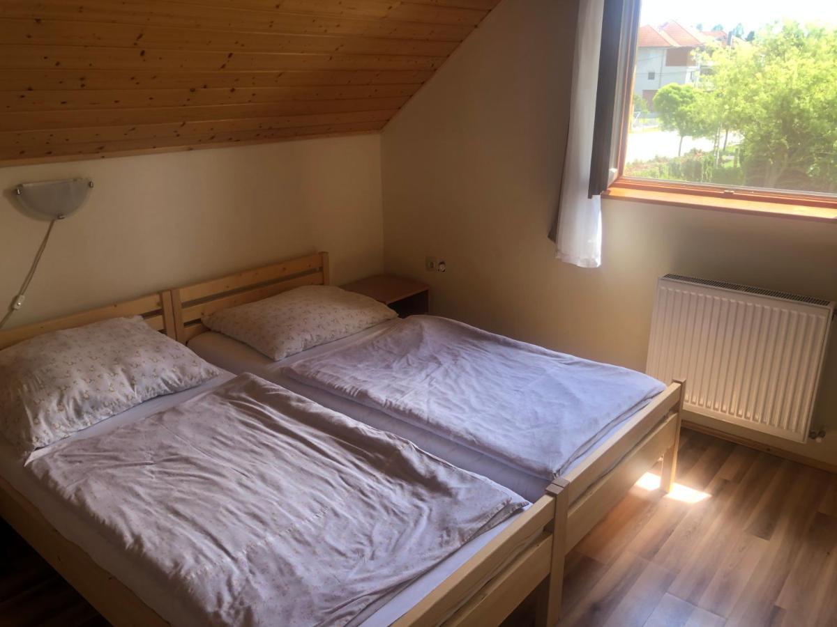 Zalakarosi Egerfa Nyaralohaz Foeldszinti Es Emeleti Apartman ภายนอก รูปภาพ