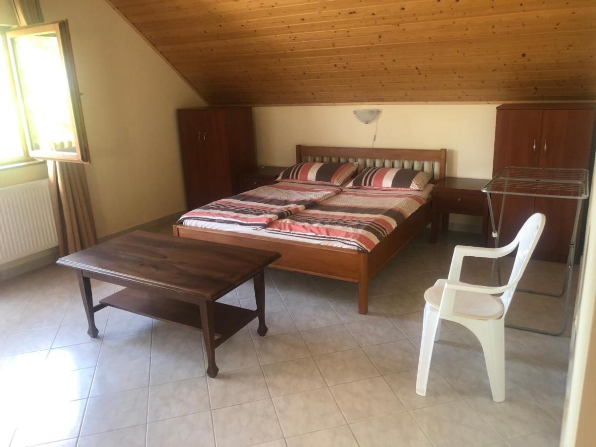 Zalakarosi Egerfa Nyaralohaz Foeldszinti Es Emeleti Apartman ภายนอก รูปภาพ