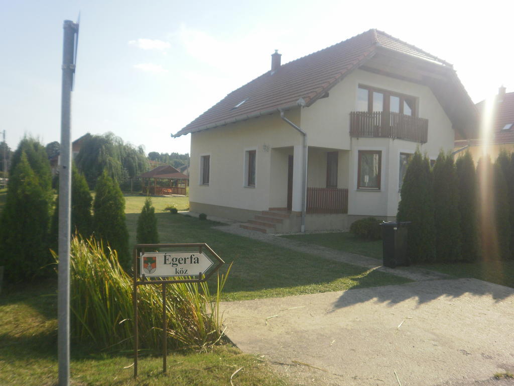 Zalakarosi Egerfa Nyaralohaz Foeldszinti Es Emeleti Apartman ภายนอก รูปภาพ