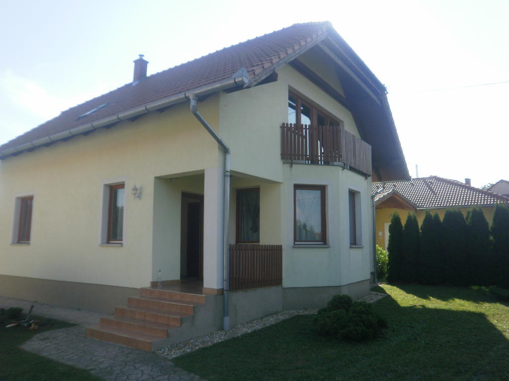 Zalakarosi Egerfa Nyaralohaz Foeldszinti Es Emeleti Apartman ภายนอก รูปภาพ