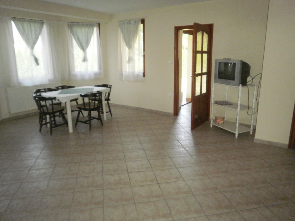 Zalakarosi Egerfa Nyaralohaz Foeldszinti Es Emeleti Apartman ห้อง รูปภาพ
